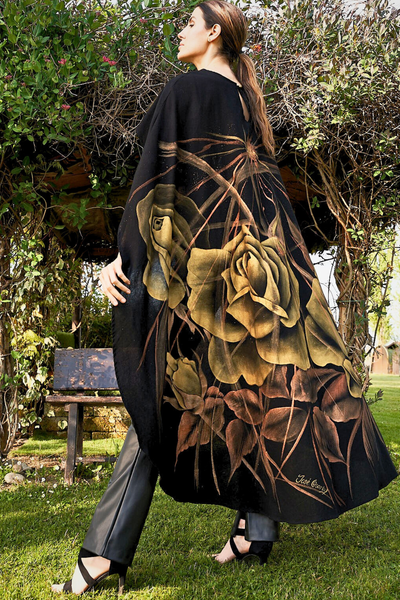 MANTELLA LUNGA DIPINTA E RICAMATA A MANO – ROSAS ORO