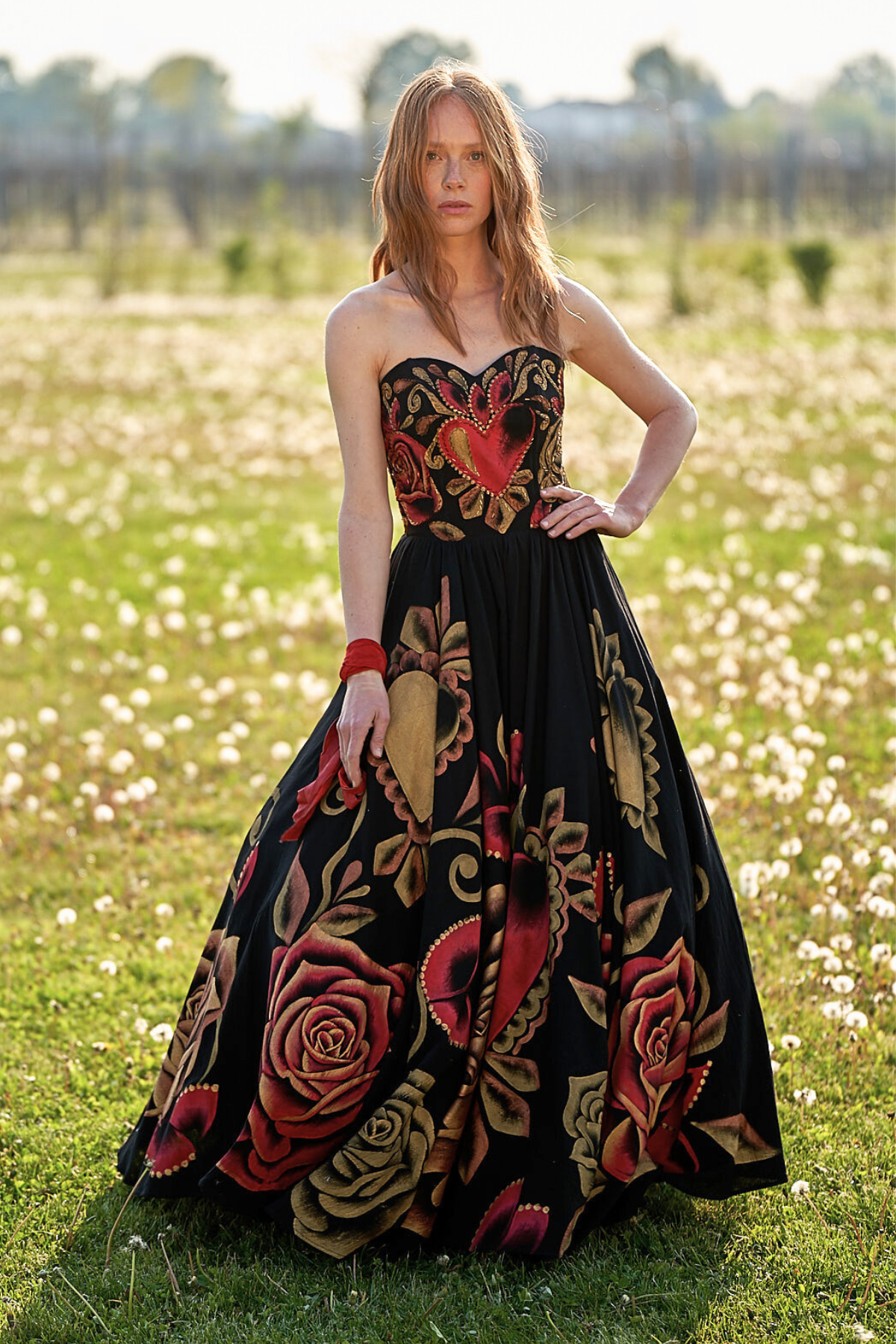 ABITO LUNGO BUSTIER STRAPLESS DIPINTO E RICAMATO A MANO - CORAZONES ROJOS