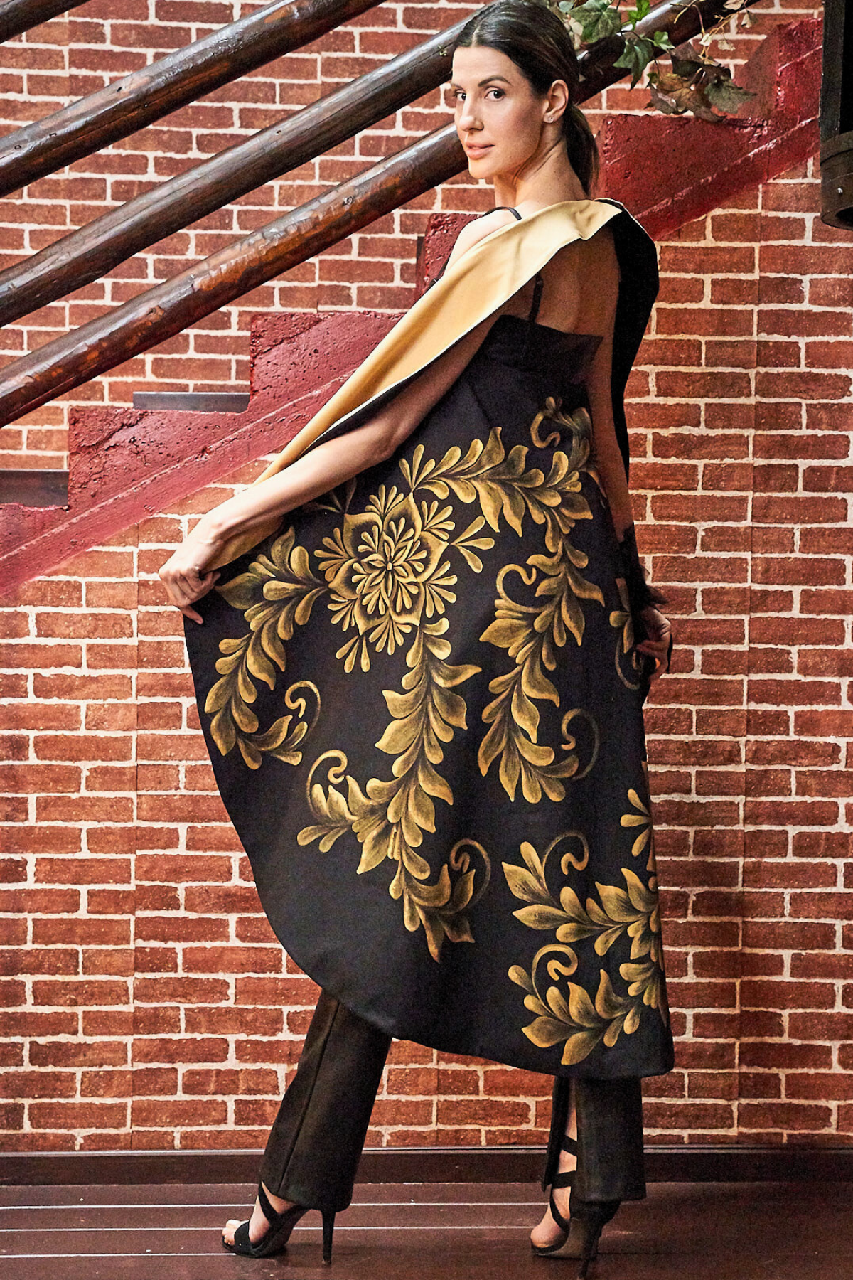 MANTELLA LUNGA SCHIENA SCOPERTA DIPINTA A MANO – FLOR TALAVERA