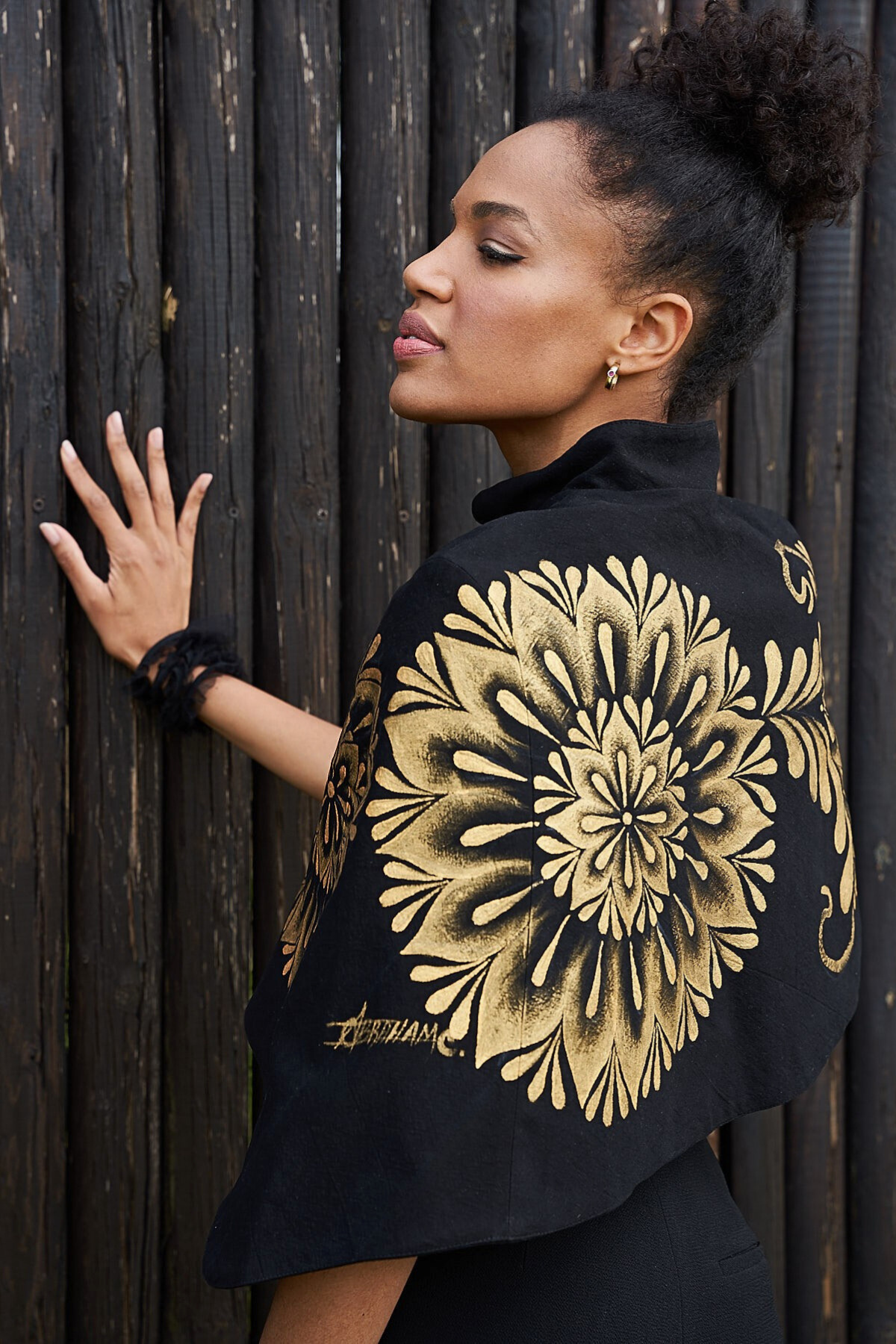 MANTELLA CORTA IRREGOLARE DIPINTA  A MANO – FLOR TALAVERA