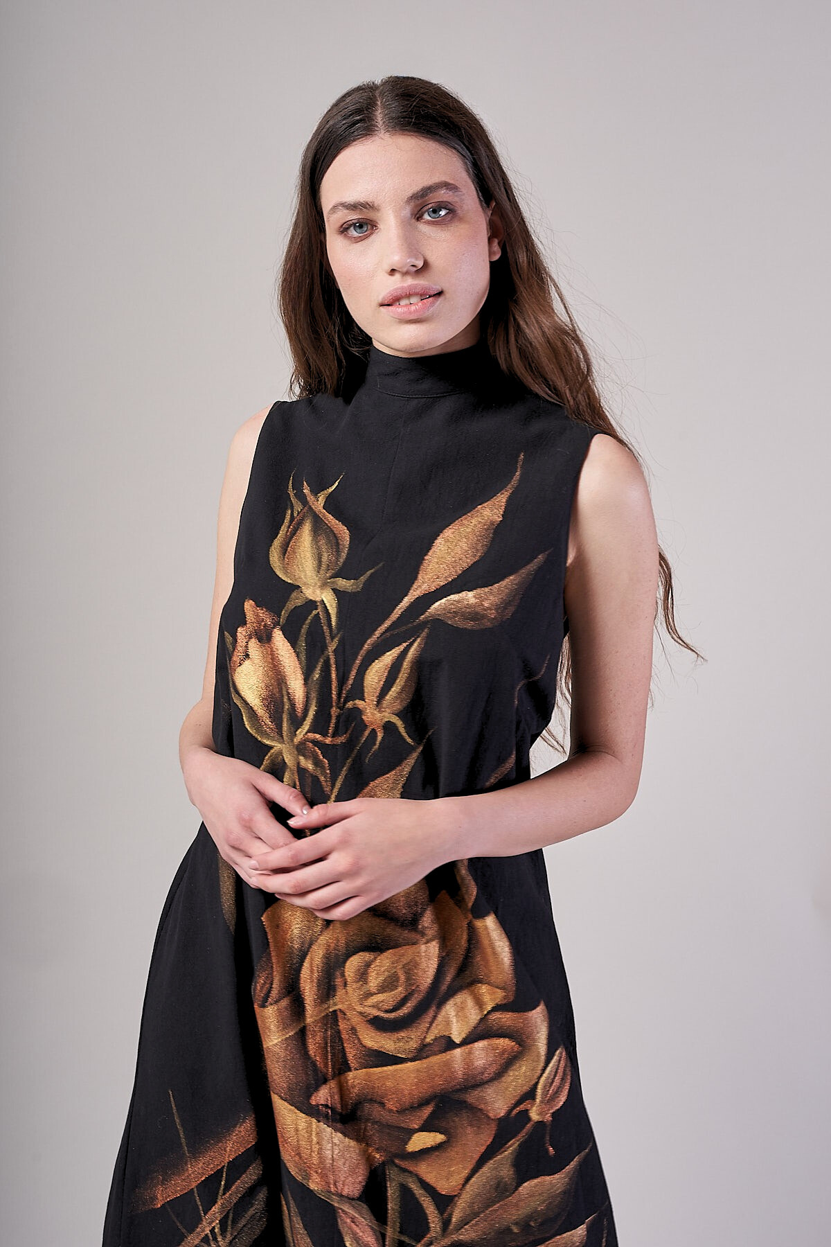 ABITO LUNGO COLLETTO ALLA COREANA DIPINTO A MANO - ROSAS ORO