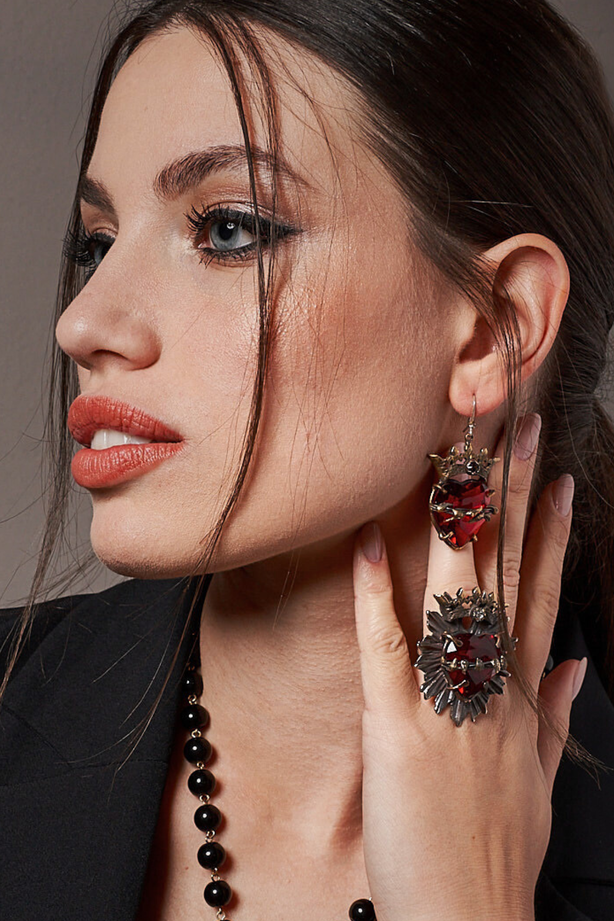 ORECCHINI SAGRADO CORAZÓN CORONA CON BRILLANTE NERO