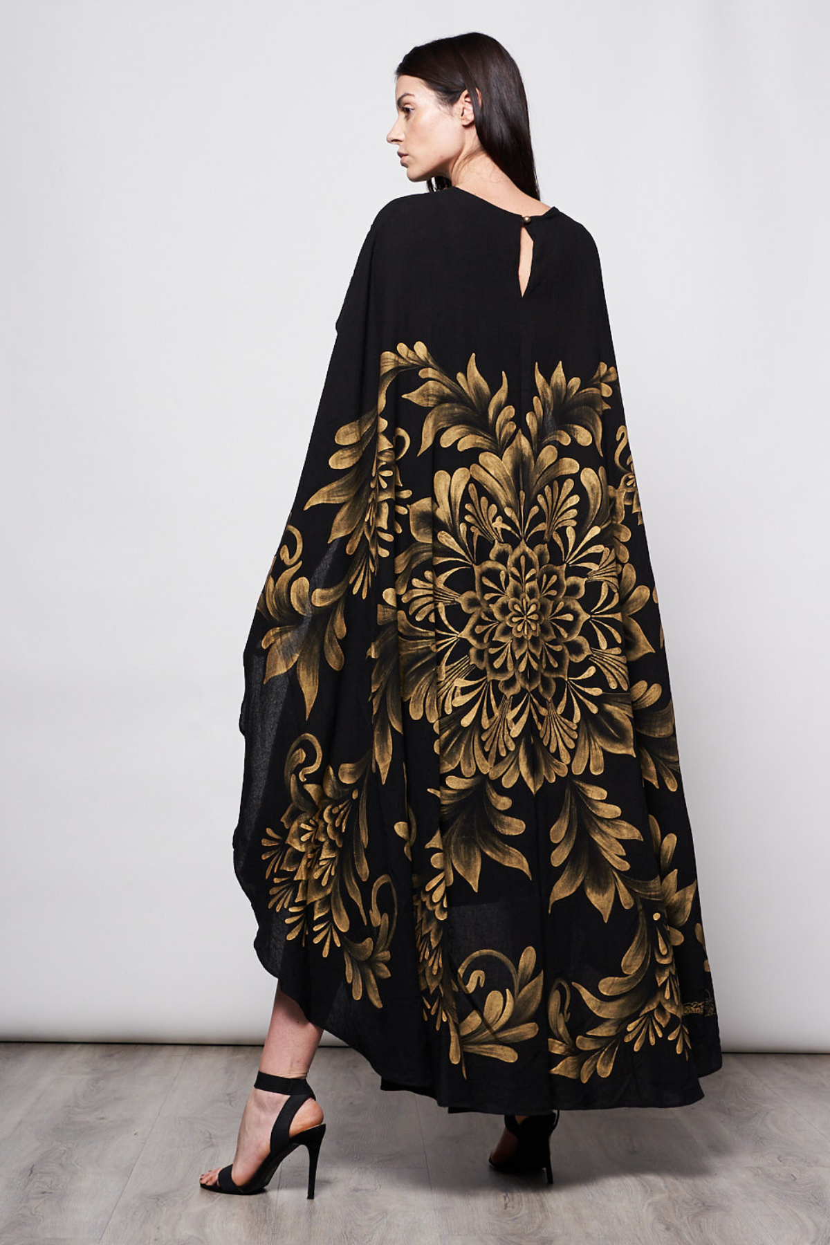 LONG HAND-PAINTED AND HAND-EMBROIDERED CAPE - TALAVERA ORO