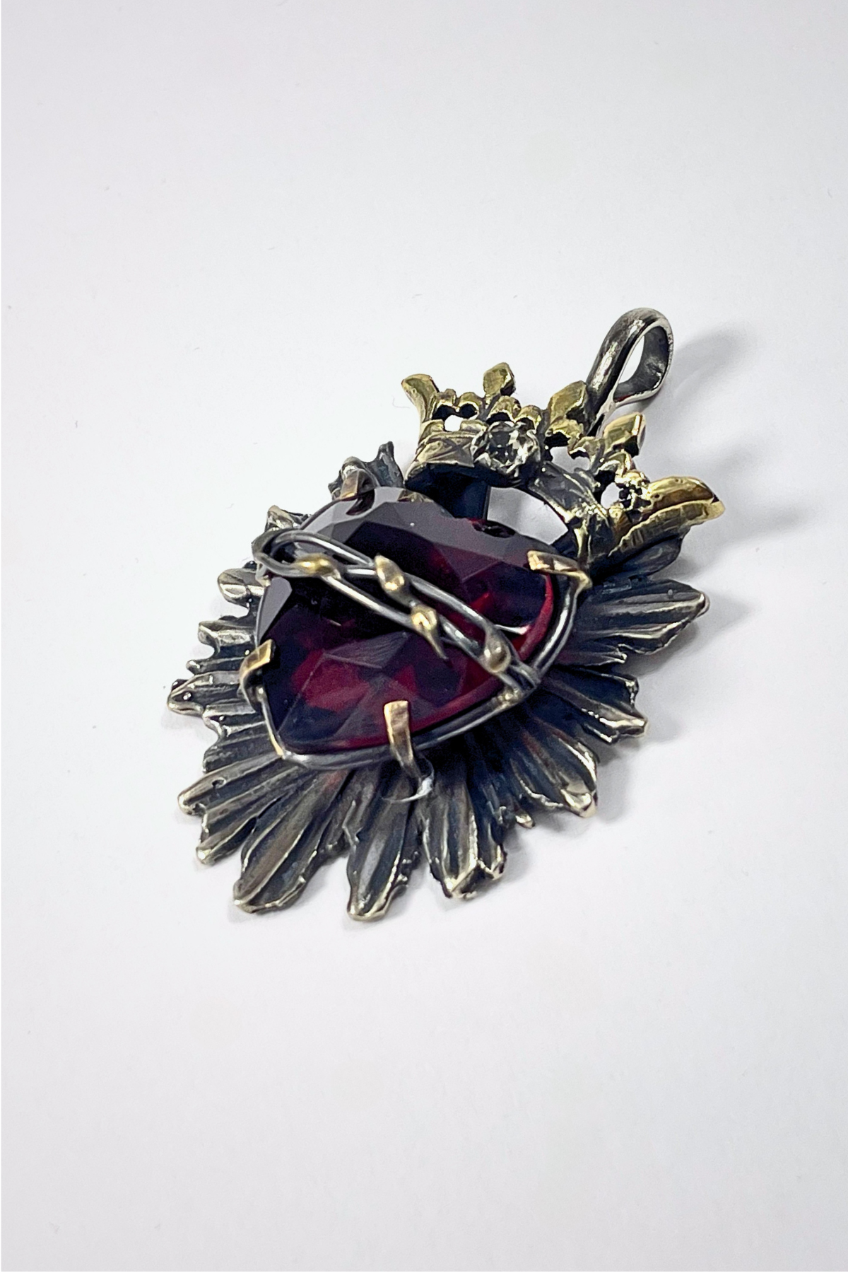 PENDENTE SAGRADO CORAZON CORONA CON CUORE ROSSO SFACCETTATO A MANO