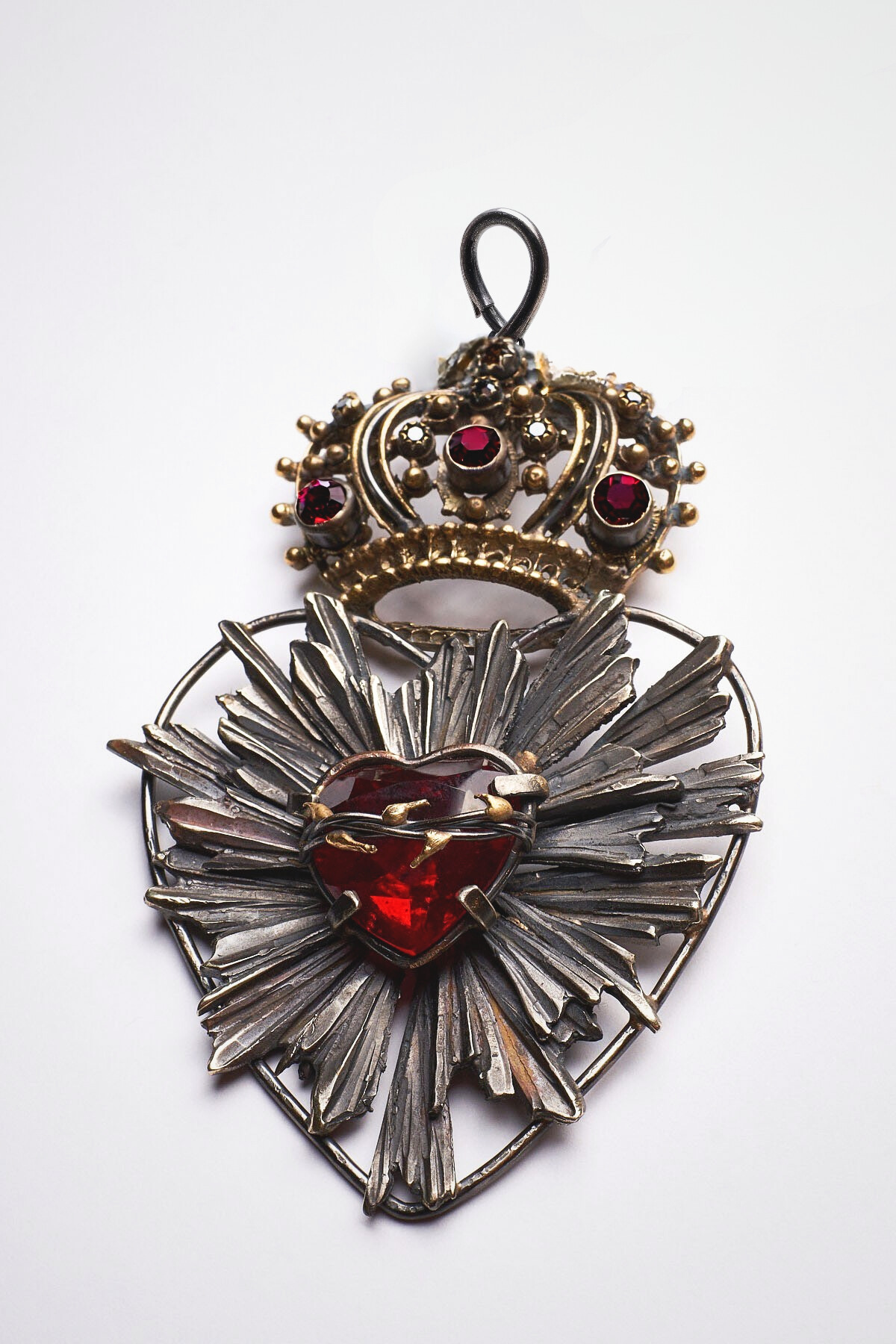 PENDENTE GRANDE SAGRADO CORAZON CORONA CON CUORE ROSSO SFACCETTATO A MANO