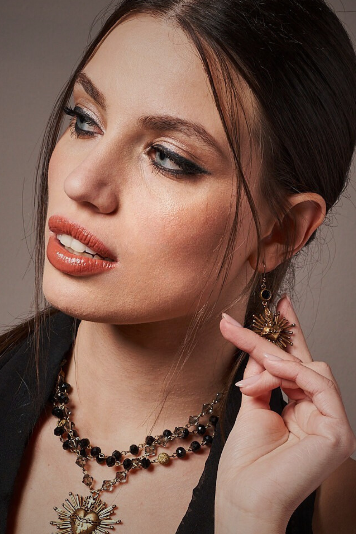 SAGRADO CORAZÓN EARRINGS AND BLACK CRYSTAL