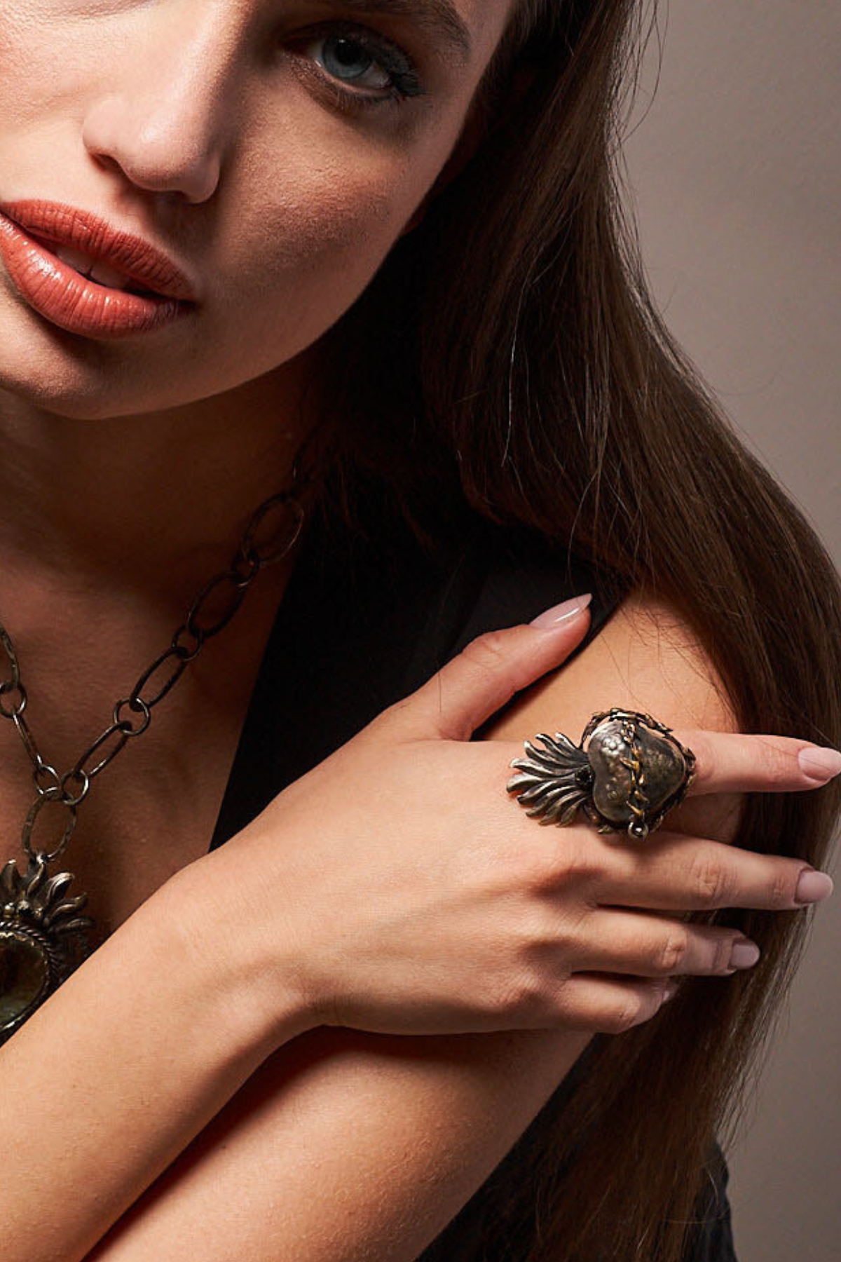 CORAZON SAGRADO RING WITH PHOTO FRAME PENDANT AND FACETED CRYSTAL