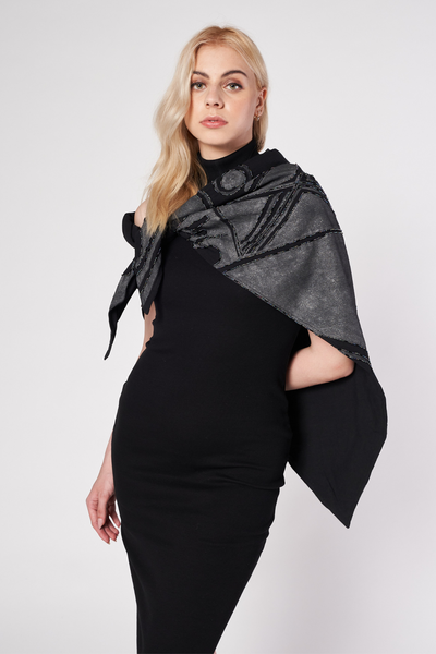 SCIALLE A TRIANGOLO DIPINTO E RICAMATO A MANO – PAQUIME