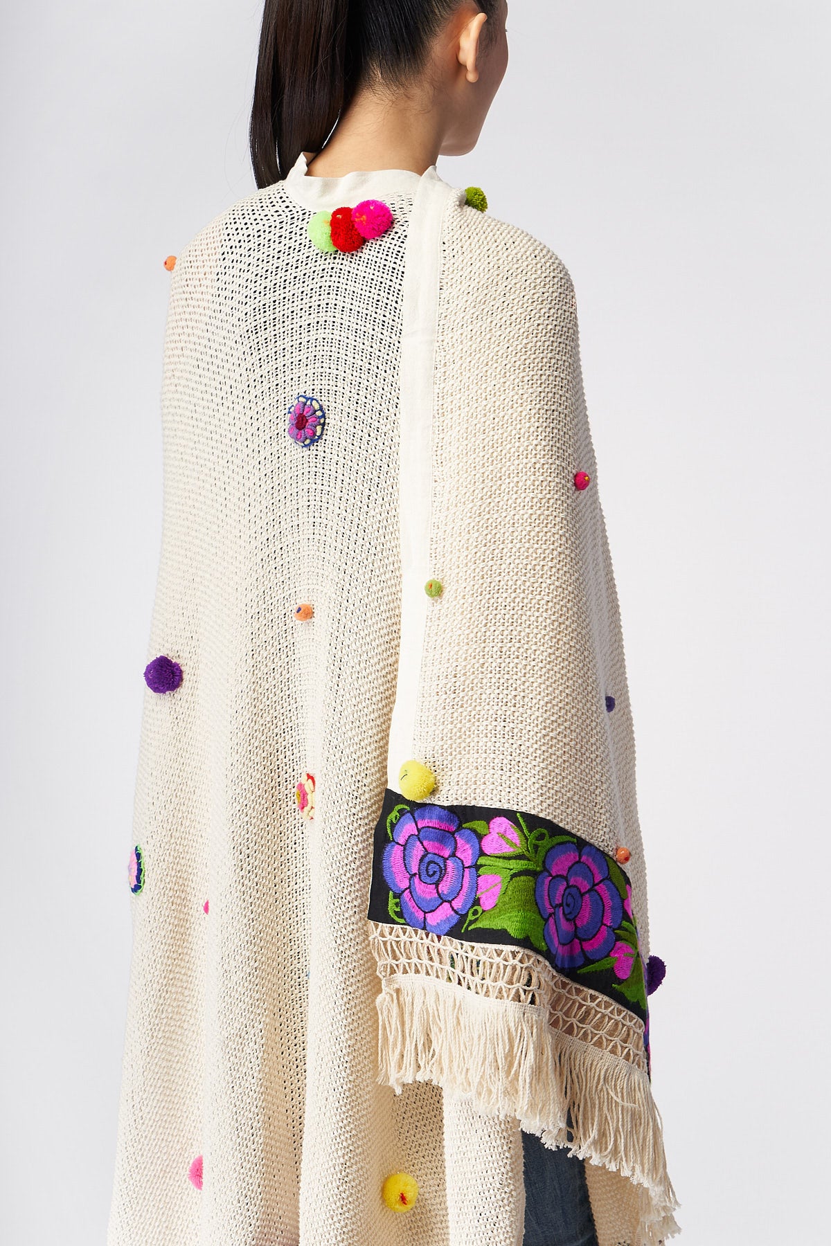 PONCHO CON BORDI IN JACQUARD FLOREALI - TEXTIL FLORES