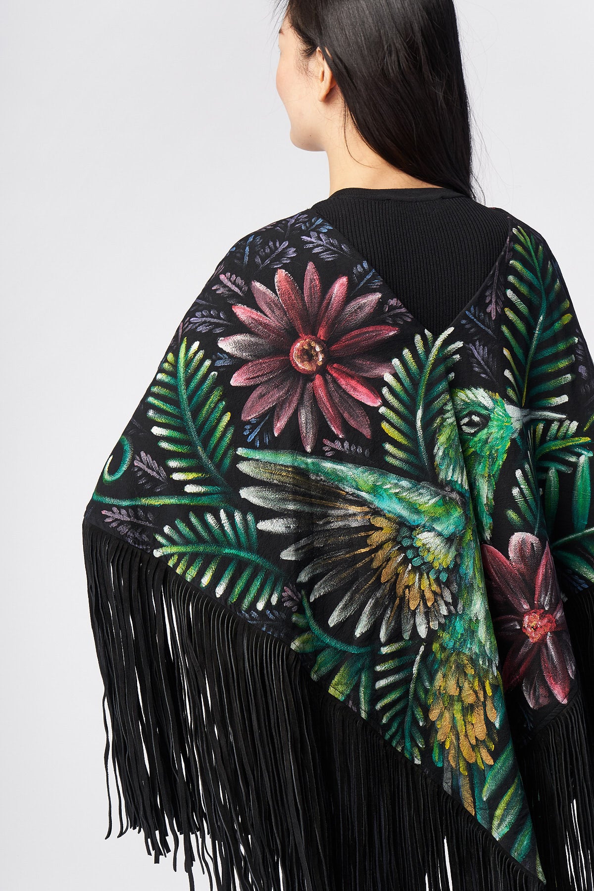 PONCHO CON FRANGE DI CAMOSCIO DIPINTO A MANO - COLIBRI