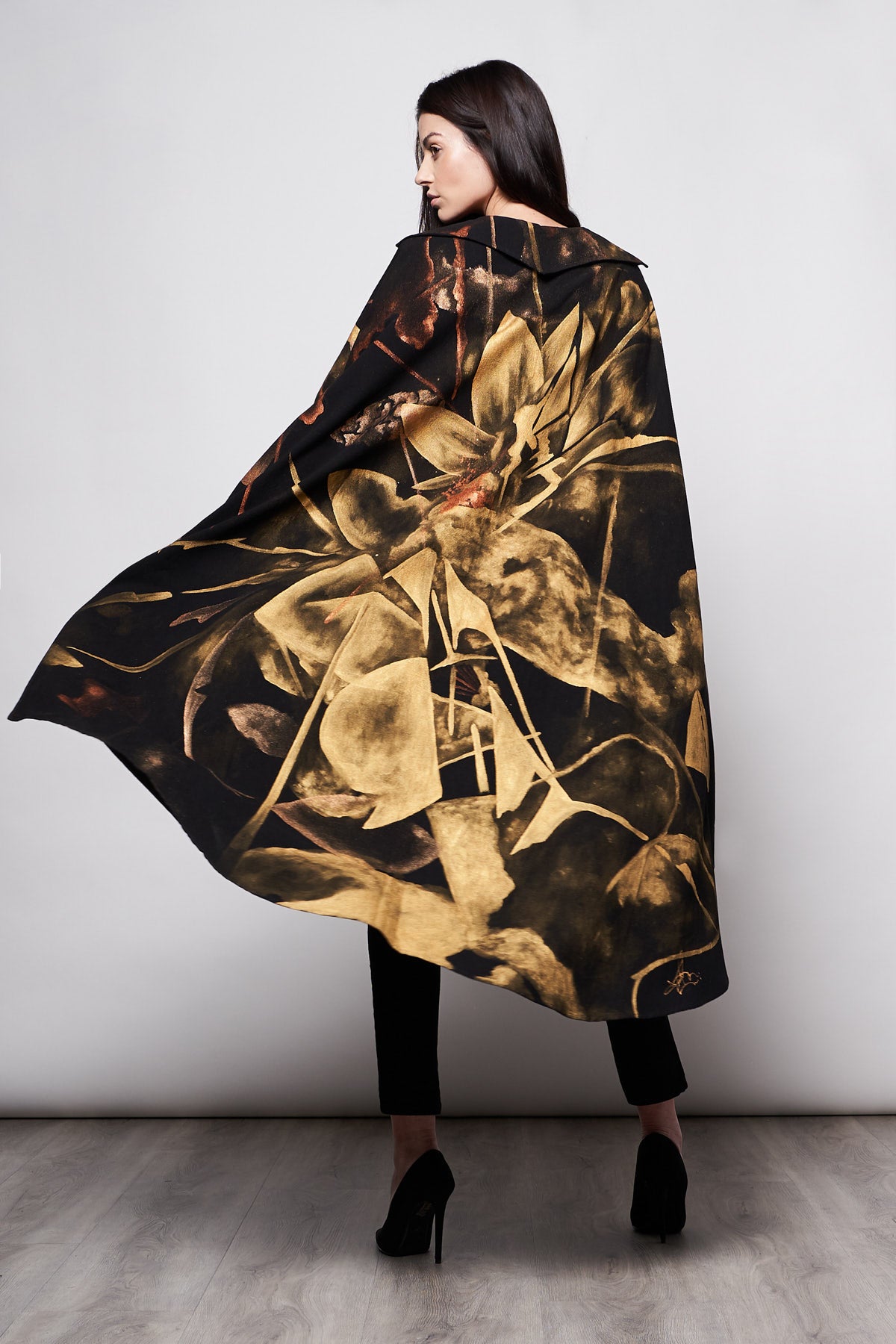 LONG HAND-PAINTED CAPE - FLORES ORO