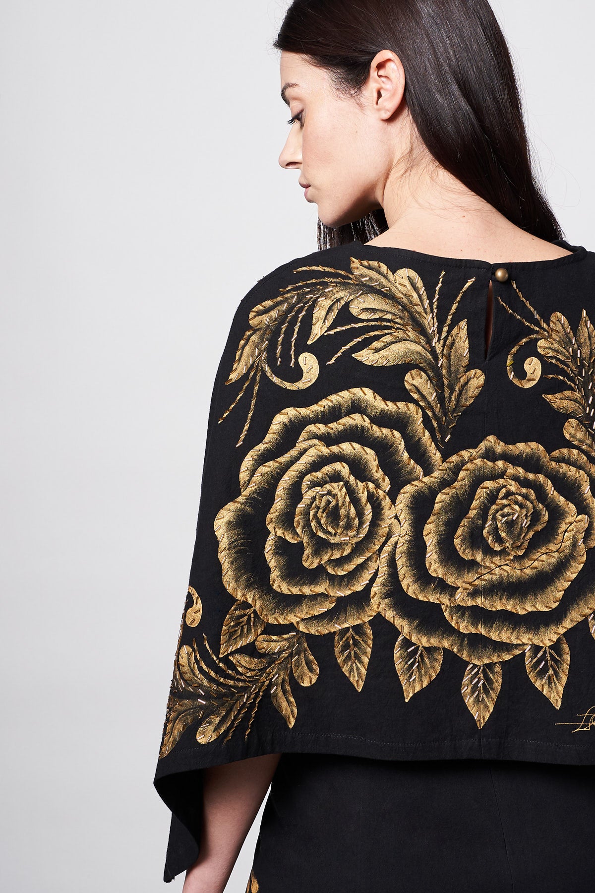 SHORT CAPE HAND-PAINTED AND HAND-EMBROIDERED - ROSAS ORO