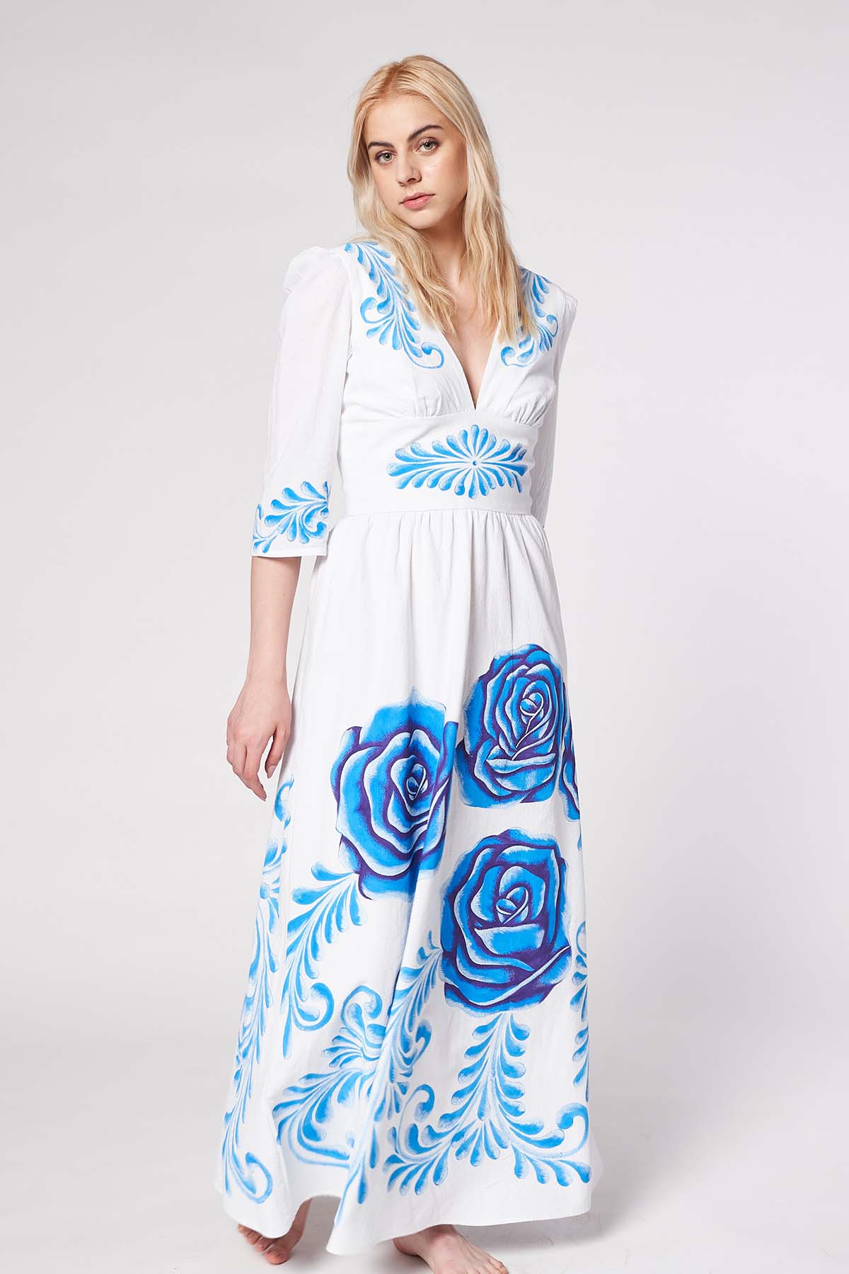 HAND-PAINTED LONG DRESS WITH THREE QUARTER SLEEVES - ROSAS AZULES