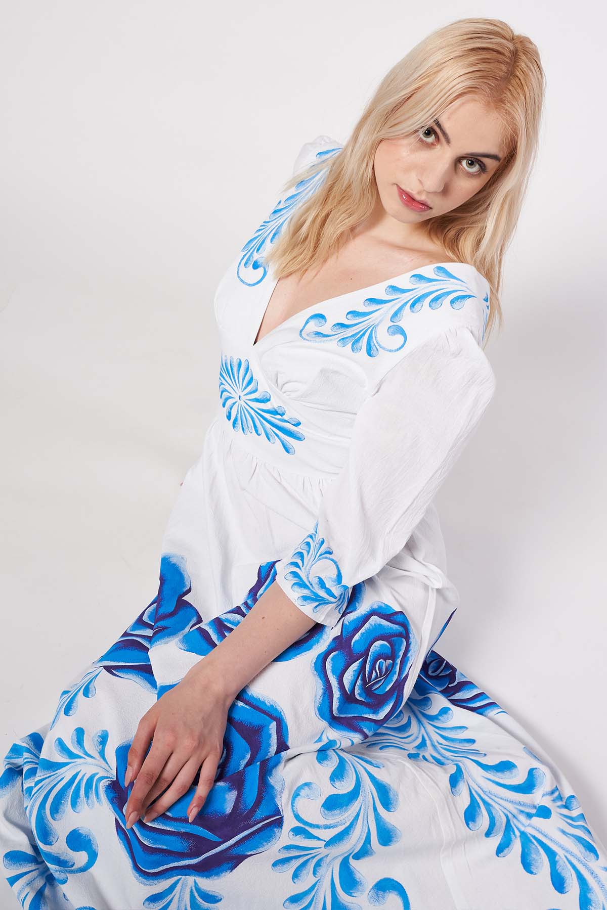 HAND-PAINTED LONG DRESS WITH THREE QUARTER SLEEVES - ROSAS AZULES