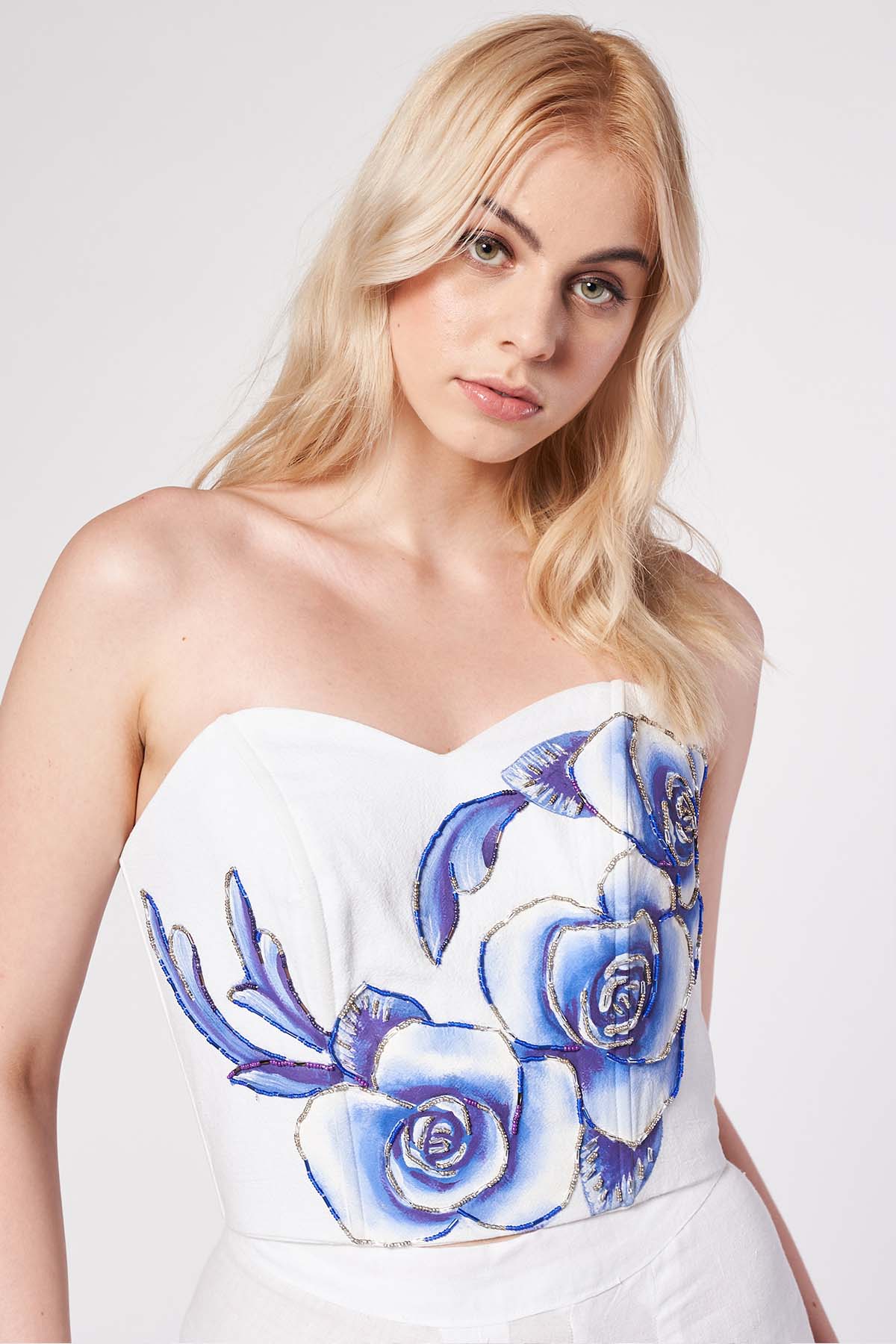 PAINTED AND HAND EMBROIDERED STRAPLESS SHORT TOP - ROSAS AZULES