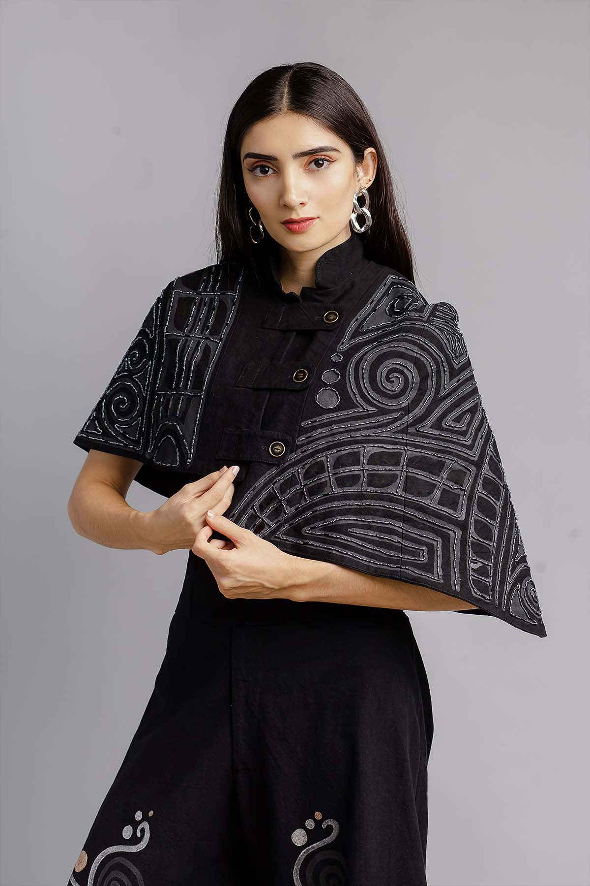 IRREGULAR HAND-PAINTED AND HAND-EMBROIDERED SHORT CAPE - PAQUIME